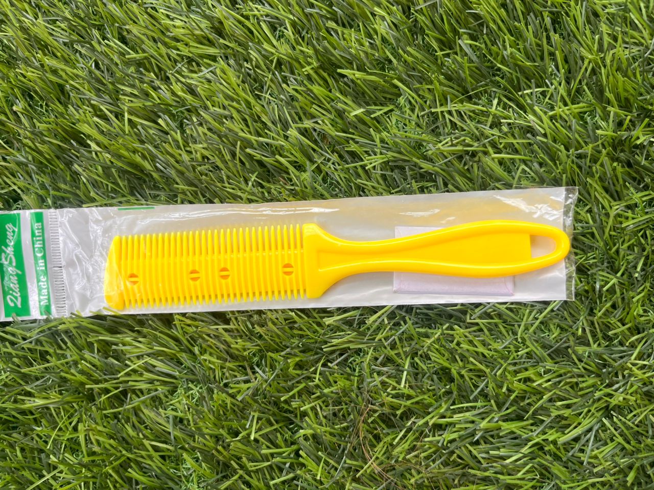 RAZOR BLADE COMB